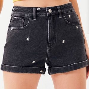 Black Daisy Pacsun mom shorts